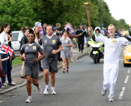 olympic-torch-relay-aylesbury-and-stoke-mandeville-7-1341848335-view-0